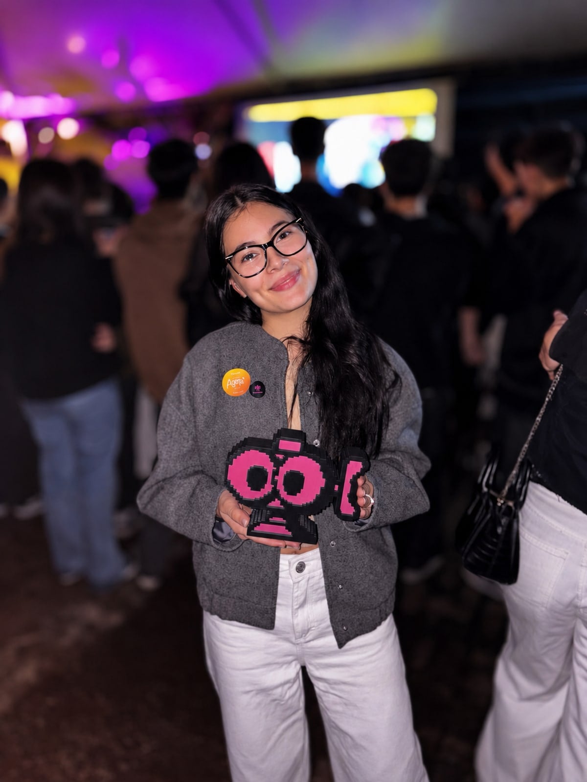 Rafaela Stefany recebendo prêmio em competição de marketing